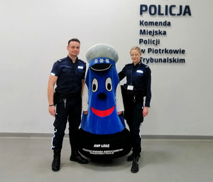 policyjna maskotka ,,Komisarz Błysk&quot; i piotrkowscy dzielnicowi