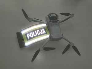 dron skradziony w piotrkowskiej galerii odzyskany przez policjantów, opaska z napisem Policja