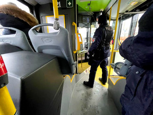 Policjanci podczas kontroli autobusów komunikacji miejskiej