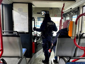 Policjanci podczas kontroli autobusów komunikacji miejskiej
