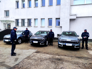 Komendant Miejski Policji w Piotrkowie Trybunalskim razem z Komendantami Komisariatów przed nowymi radiowozami