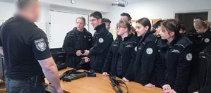 uczniowie klas policyjnych na terenie KMP w Piotrkowie Trybunalskim