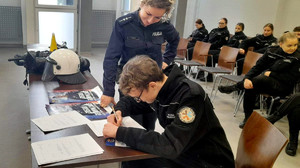 wizyta uczniów klas policyjnych w KMP w Piotrkowie Trybunalskim