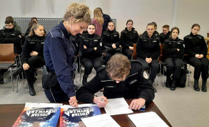 uczniowie klas policyjnych z wizytą w KMP w Piotrkowie Trybunalskim