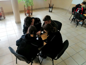 młodzież szkół średnich podczas testu wiedzy