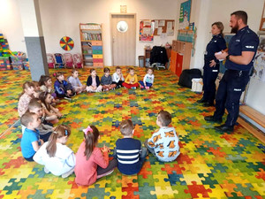 policjanci podczas wizyty w Akademii Malucha razem z dziećmi