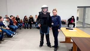 Podopieczni Terapii Zajęciowej podczas wizyty w Komendzie Miejskiej Policji w Piotrkowie Trybunalskim