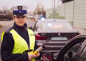policjantka wydziału ruchu drogowego podczas policyjnej akcji ,, Trzeźwość&quot;.