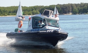 policyjna łódź patroluje teren zbiornika wodnego