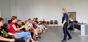 policjantka podczas pogadanki z dziećmi, teren Komendy Miejskiej w Piotrkowie Trybunalskim.