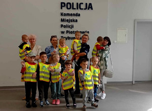 Dzieci podczas wizyty w piotrkowskiej jednostce.