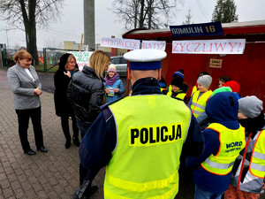 Policjanci wraz z dziećmi podczas działań Jabłko- cytryna.