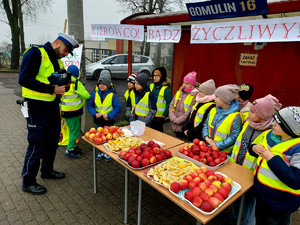 Policjanci wraz z dziećmi podczas działań Jabłko- cytryna.