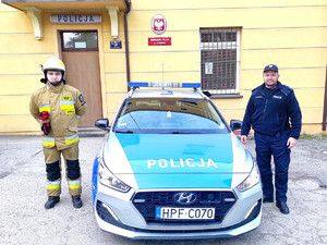 Policjant wraz z druhem OSP Sulejów.