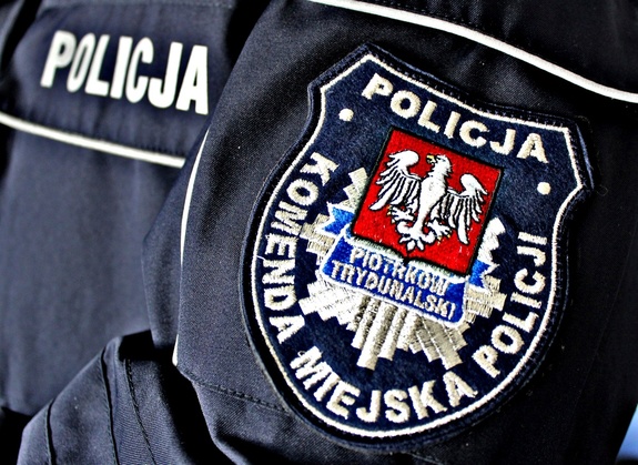 emblemat na policyjnym mundurze.