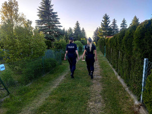 Policjantki podczas kontroli ogródków działkowych.