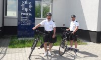 policjanci stoją przy rowerach służbowych