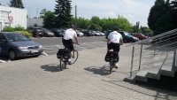 umundurowani policjanci na rowerach