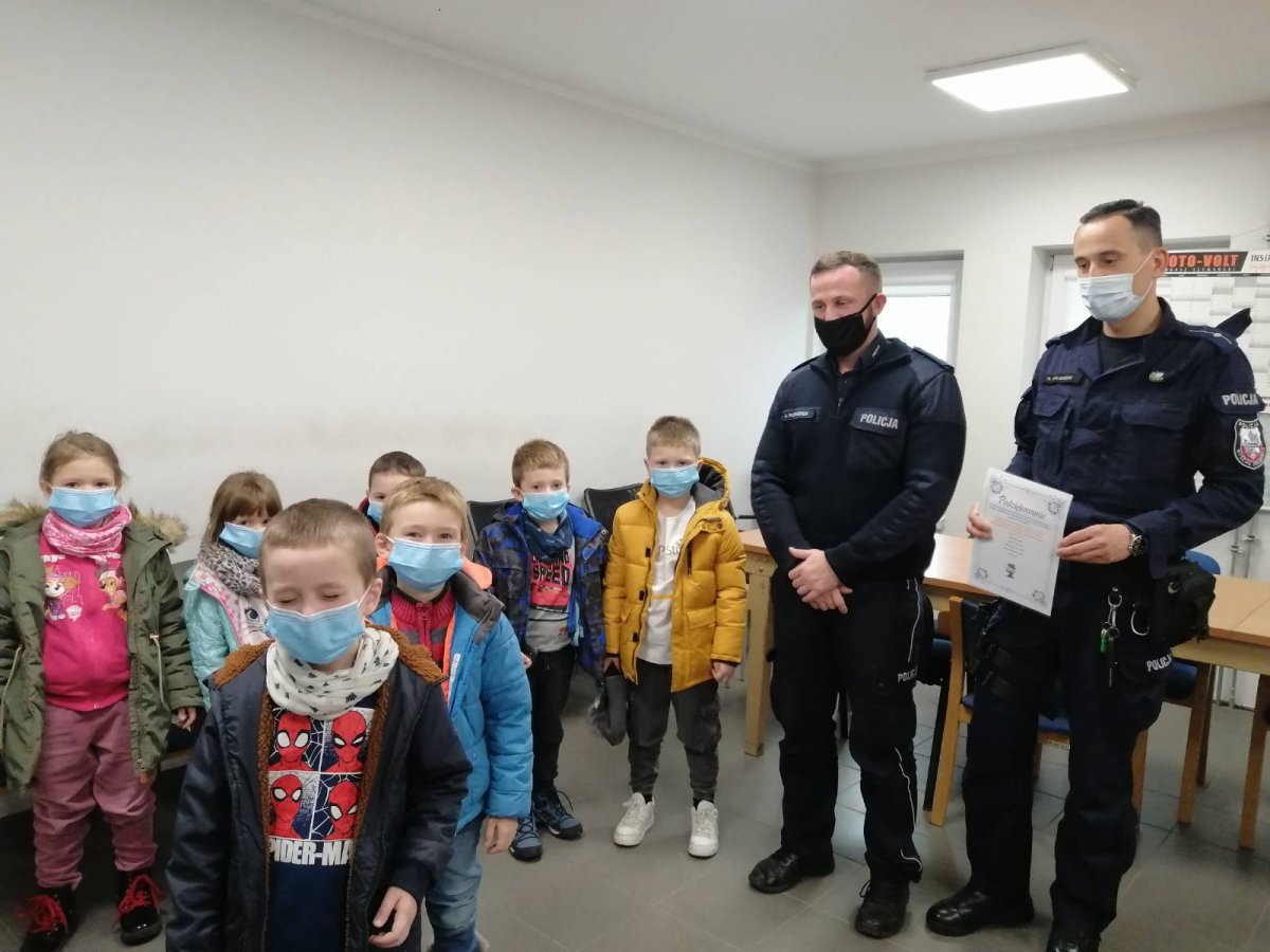 Komenda Miejska Policji W Piotrkowie Trybunalskim Przedszkolaki z wizytą w Komendzie Miejskiej Policji w Piotrkowie