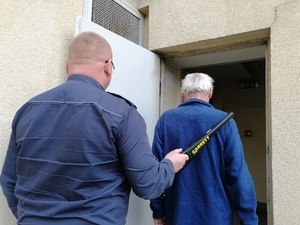 policjant prowadzi zatrzymanego