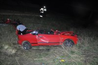 policyjne czynności dotyczące wypadku drogowego. Na pierwszym planie widać samochód osobowy, który uczestniczył w wypadku drogowym na autostradzie A1