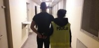 policjantka prowadzi zatrzymanego