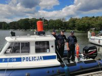 policjanci w łodzi motorowej