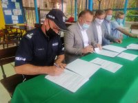Komendant Miejski Policji w Piotrkowie Trybunalskim podpisuje porozumienie w sprawie służb ponadnormatywnych