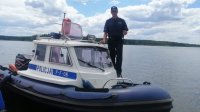 policjant w łodzi motorowej