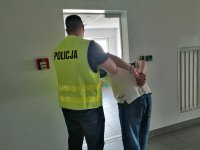 zatrzymany prowadzony przez policjanta