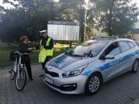 policjant kontroluje rowerzystkę