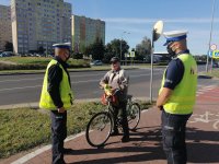 policjanci rozmawiają z rowerzystą