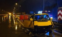 Policjanci i inne służby pracują na miejscu wypadku drogowego na S8 . Na pierwszym planie widać jeden z pojazdów uczestniczących w zdarzeniu, Volkswagen T4.