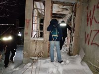 policjanci z pracownikami podczas sprawdzania budynku wyłączonego z użytkowania