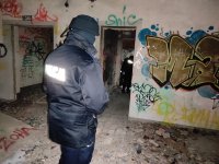 policjanci sprawdzający opuszczony budynek