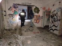 policjanci z pracownikiem socjalnym podczas sprawdzenia pustostanu