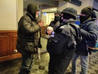 policjanci z pracownikiem socjalnym zachęcają bezdomnego mężczyznę do skorzystania z pomocy schroniska dla osób bezdomnych