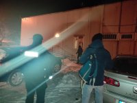 policjant z pracownikiem socjalnym idący do wejścia do schroniska dla osób bezdomnych