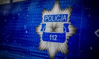 gwiazda policyjna z numerem 112 na radiowozie oznakowanym