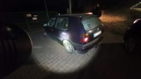 pojazd golf zaparkowany przed bramą