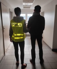 na zdjęciu policjantka z zatrzymanym