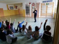 dzielnicowa podczas spotkania z uczniami klasy I Szkoły Podstawowej nr 12