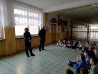 dzielnicowa podczas spotkania z uczniami klas I Szkoły Podstawowej nr 12