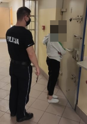 zatrzymana z policjantem przed celą policyjną