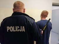 policjant z zatrzymanym