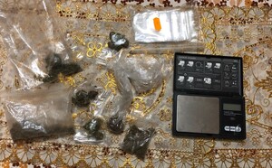 torebki foliowe z suszem roślinnym odnalezione podczas przeszukania