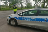 policjant podczas mierzenia prędkości