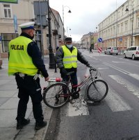 policjant podczas rozmowy z rowerzystą