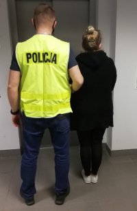 policjant prowadzi zatrzymaną