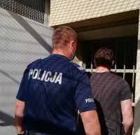 zatrzymany z policjantem przed wejściem do pomieszczenia dla osób zatrzymanych